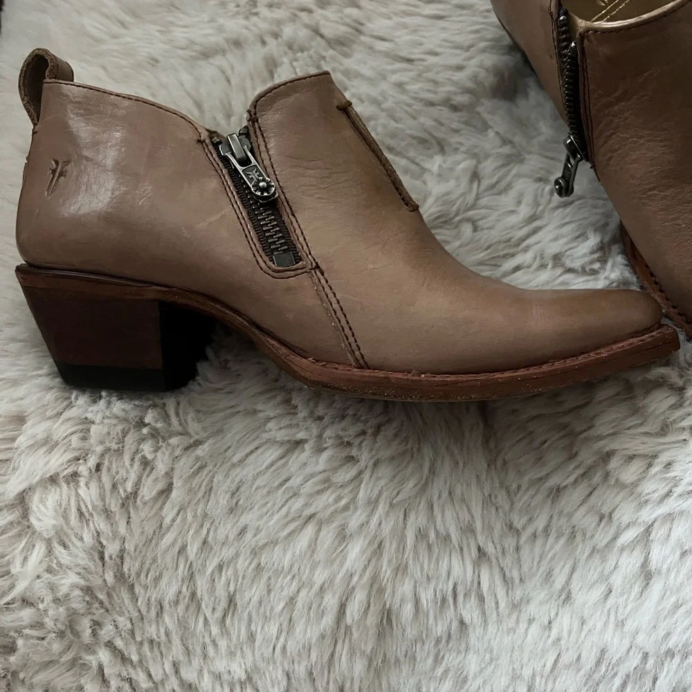 Frye Moto Shoe Booties. Size 6M Fawn color. Light Tan. Very Clean. Nice zippers - Picture 3 of 7